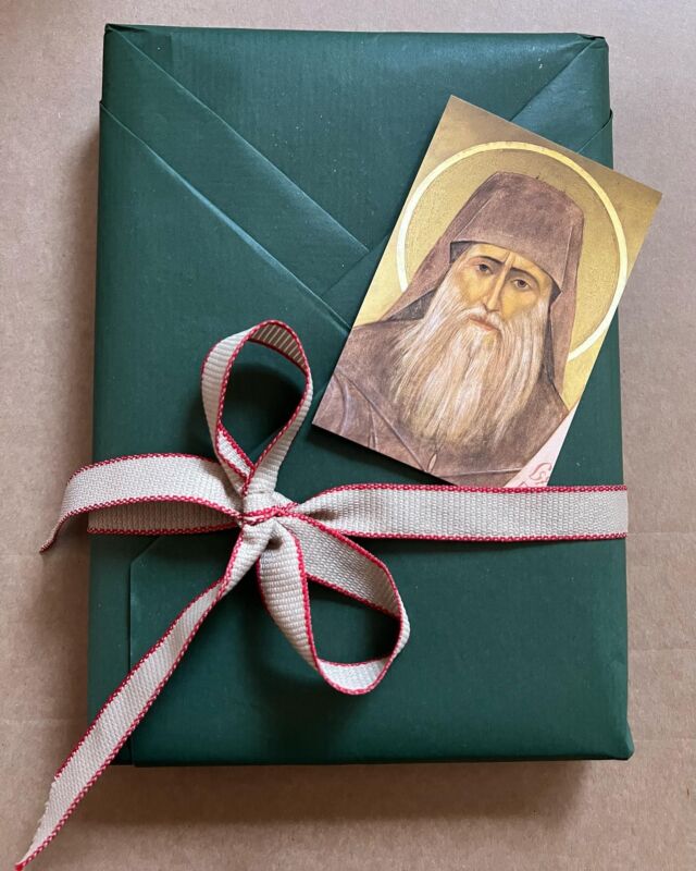 Our gift wraps in June. We experimented with some new ribbons and various ways of folding the wrapping paper. We try our best to make our books feel special for the moment you hand them to your dearest ones. 🎁❤️