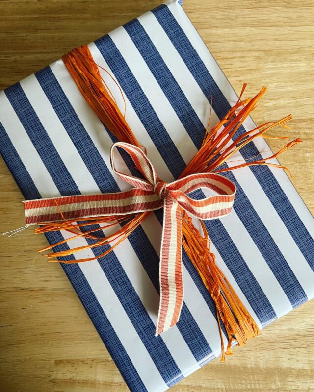 Our today's giftwraps 🎁📚 ❤️

#sophrony #giftwrapping #christianbooks #essexmonastery #saintsophrony
